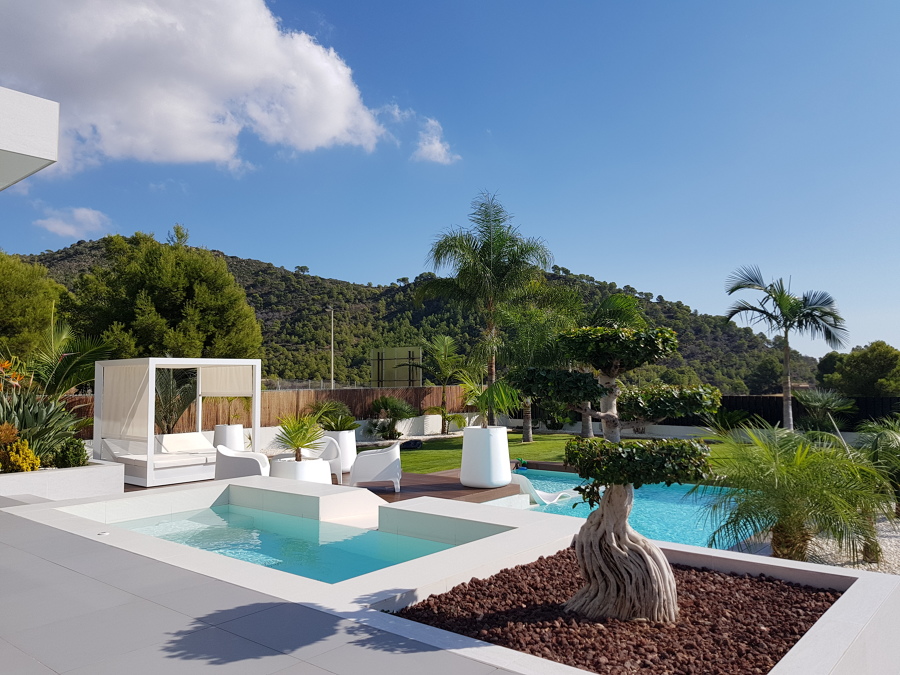 Vista terrazas ajardinadas desde la cocina