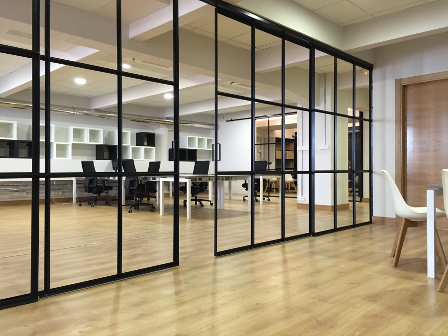 Vista zona de trabajo comun desde despacho gerencial