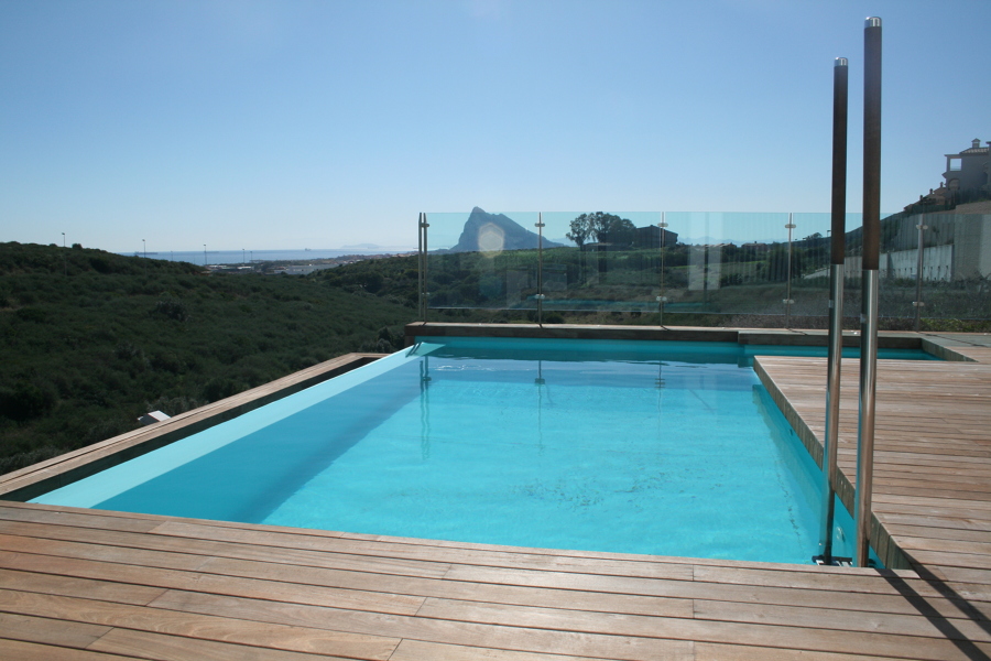 Vistas a Gibraltar desde piscina