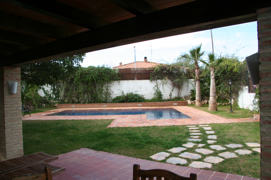 Vistas de la piscina desde el porche