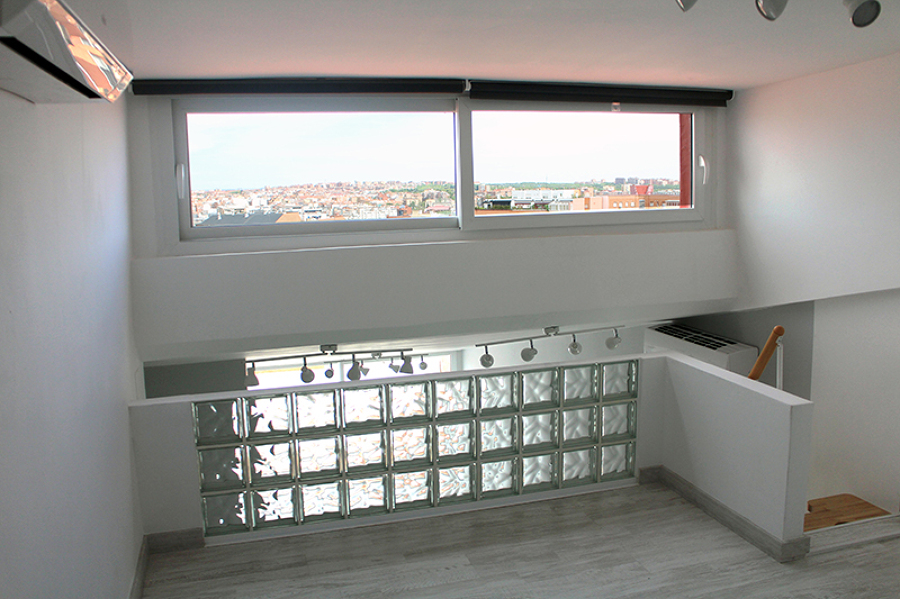 Vistas de Madrid desde la habitación de arriba y barandilla de pavés