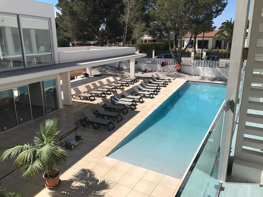 Vistas desde la primera planta a la piscina