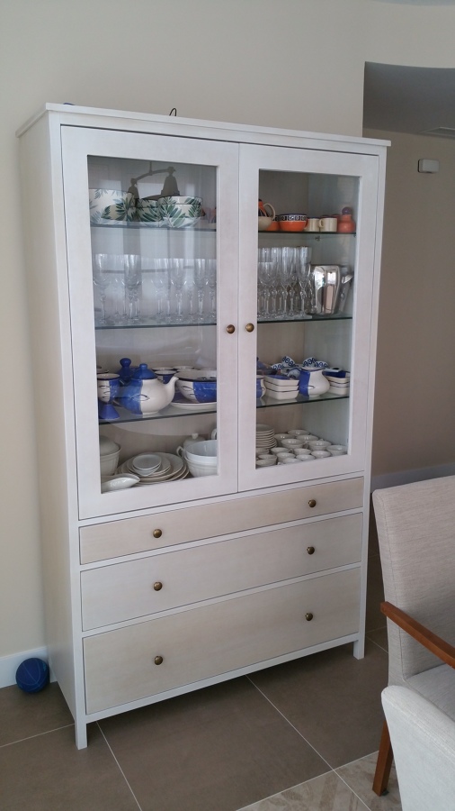 Vitrina acabado en decape