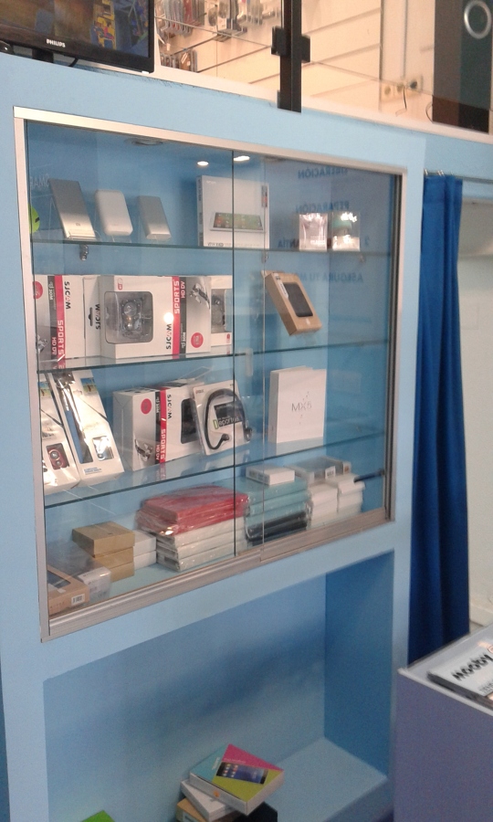 Vitrina detras de mostrador de Tienda