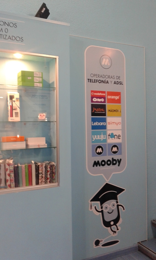 Vitrina en Mural y adhesivos publicitarios