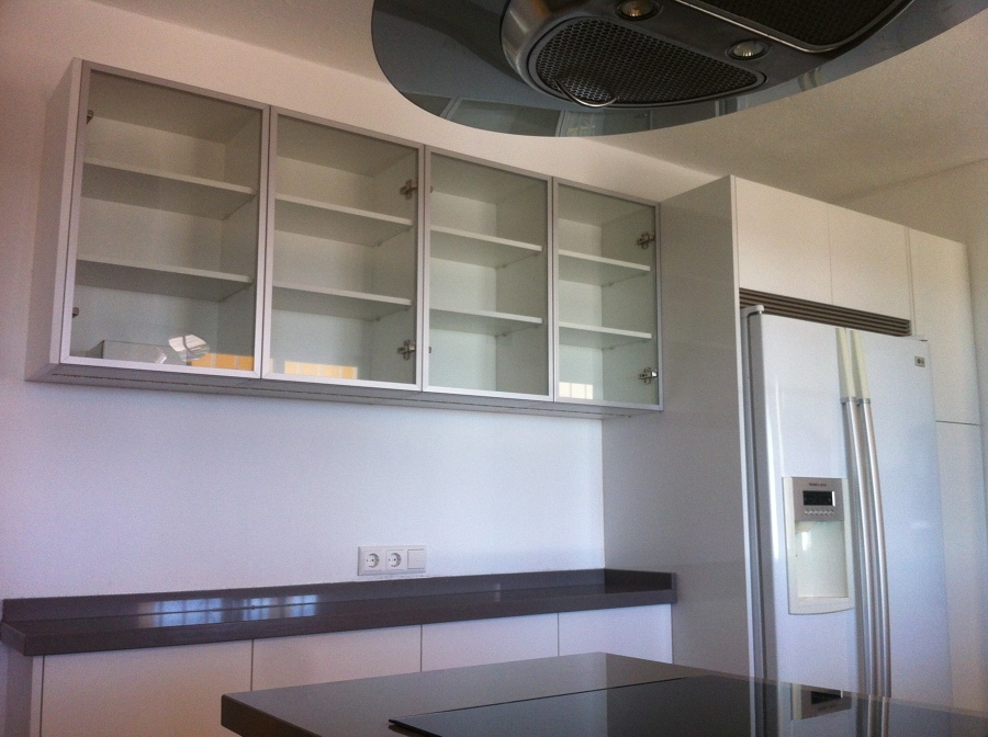 vitrinas junto a nevera tipo americana