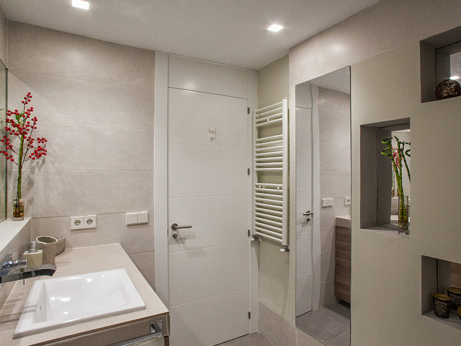 Baño con radiador de toallas