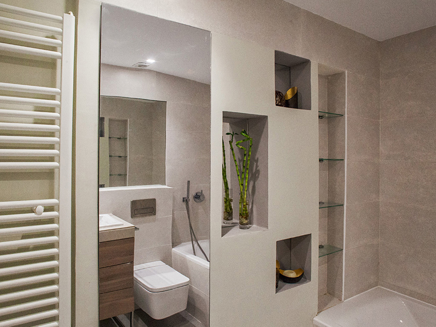 Baño alicatado gris