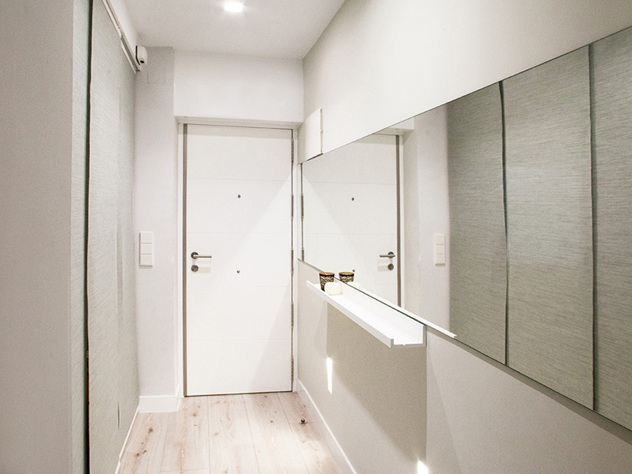 Pasillo con espejo y pintura gris