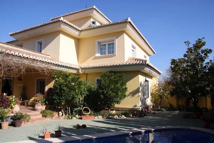 Vivienda con puertas y ventanas de PVC