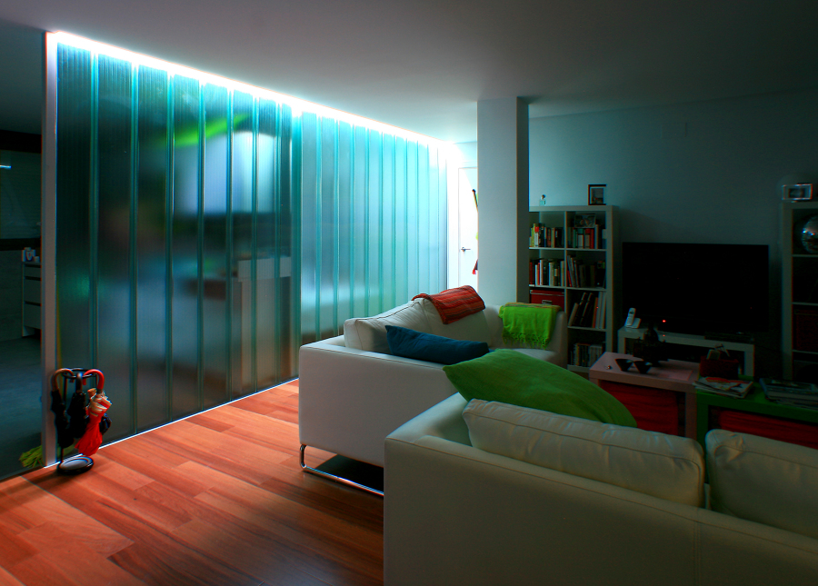 Vivienda iluminada a través del plano de vidrio translúcido