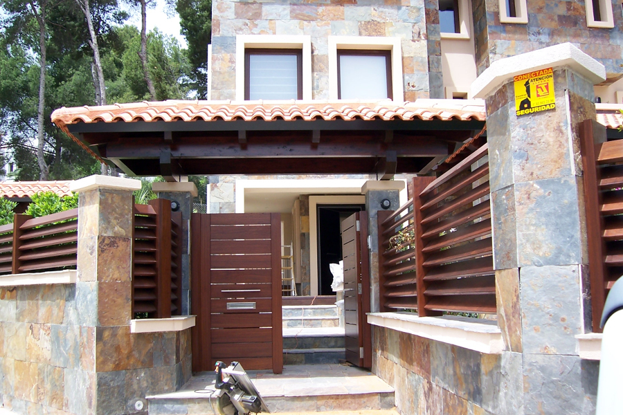 Vivienda Particular:  valla, parquet interior y tarima exterior.