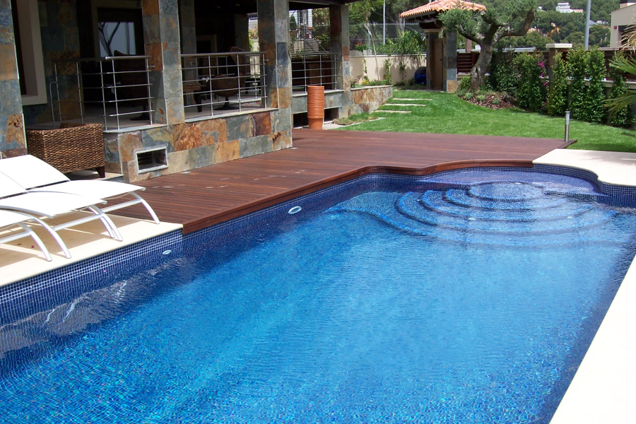 Vivienda Particular:  valla, parquet interior y tarima exterior.