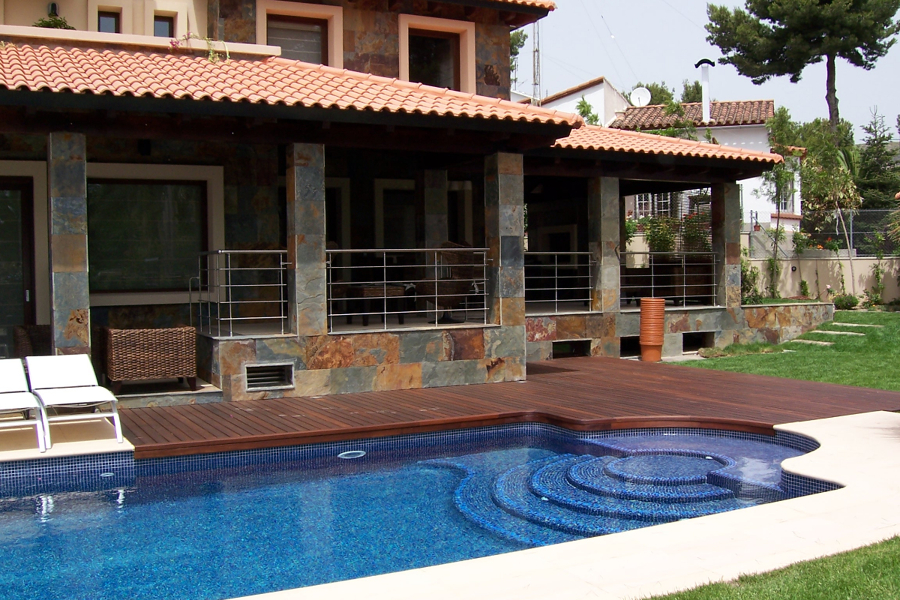 Vivienda Particular:  valla, parquet interior y tarima exterior.