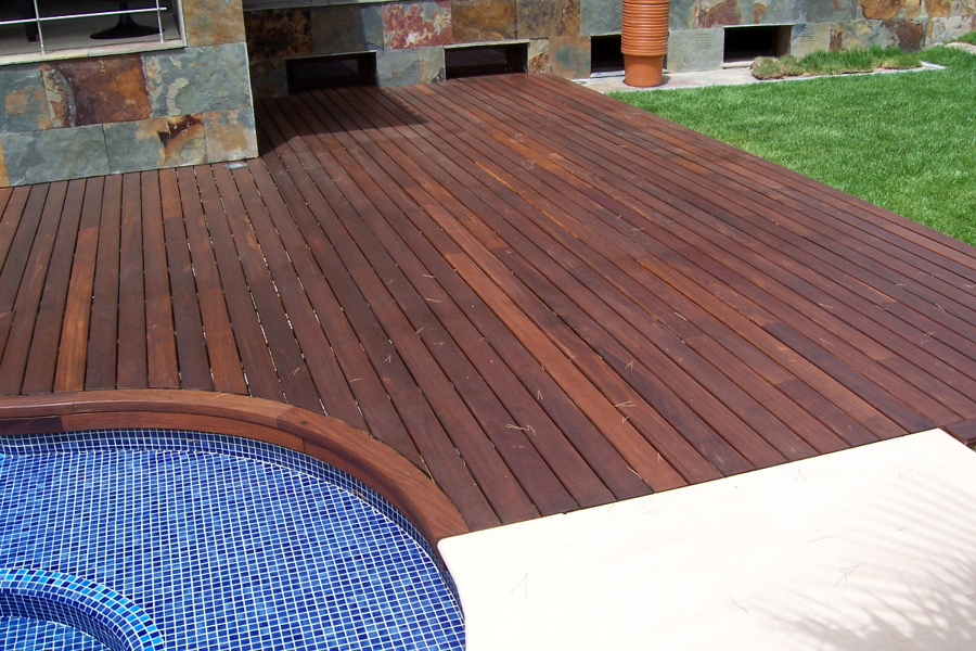 Vivienda Particular:  valla, parquet interior y tarima exterior.