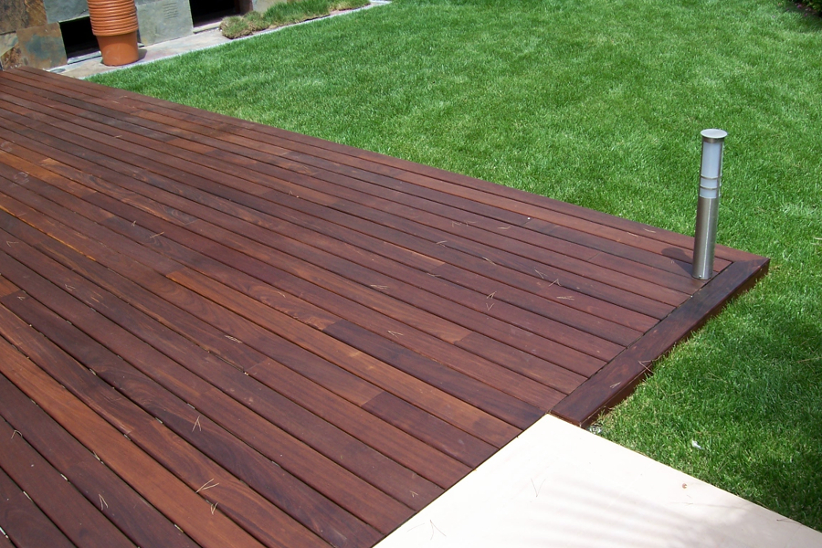 Vivienda Particular:  valla, parquet interior y tarima exterior.