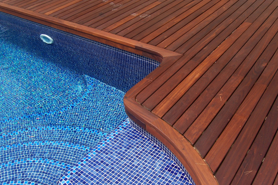 Vivienda Particular:  valla, parquet interior y tarima exterior.