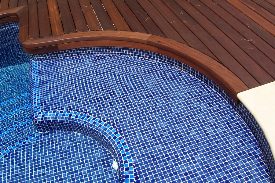 Vivienda Particular:  valla, parquet interior y tarima exterior.