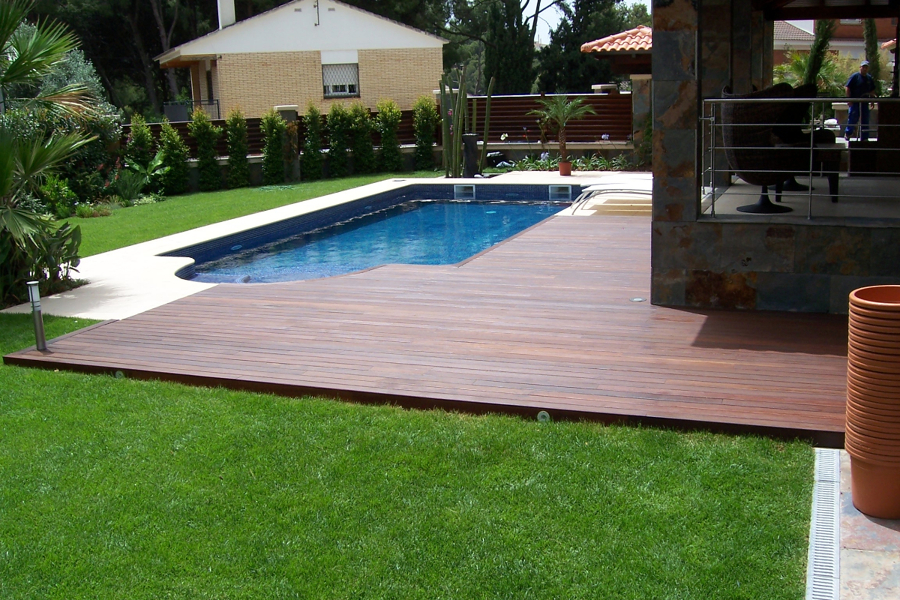 Vivienda Particular:  valla, parquet interior y tarima exterior.