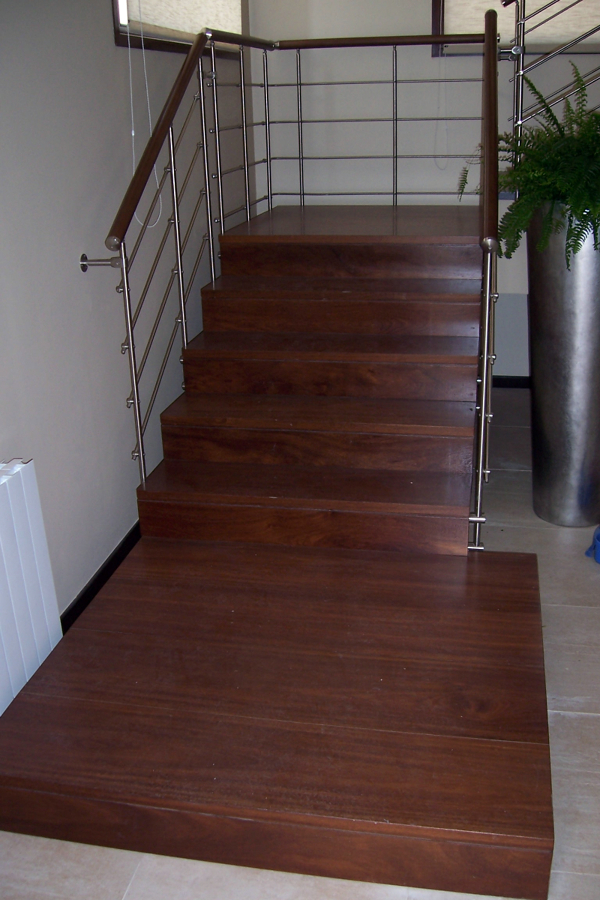 Vivienda Particular:  valla, parquet interior y tarima exterior.