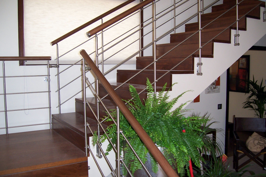 Vivienda Particular:  valla, parquet interior y tarima exterior.