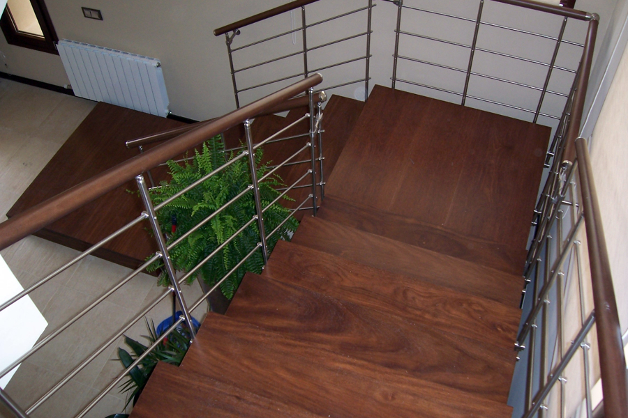 Vivienda Particular:  valla, parquet interior y tarima exterior.