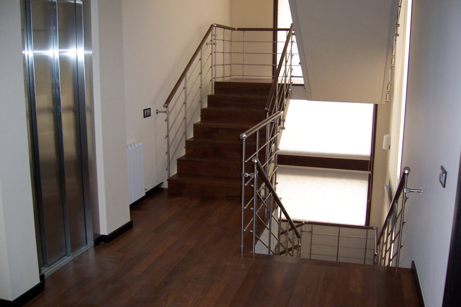 Vivienda Particular:  valla, parquet interior y tarima exterior.