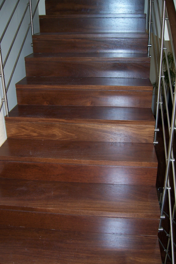 Vivienda Particular:  valla, parquet interior y tarima exterior.