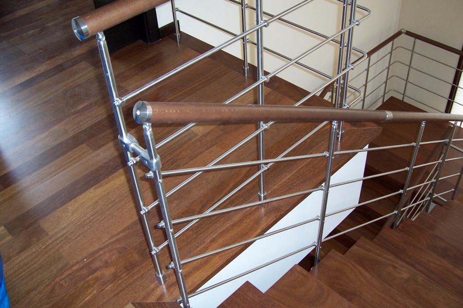 Vivienda Particular:  valla, parquet interior y tarima exterior.