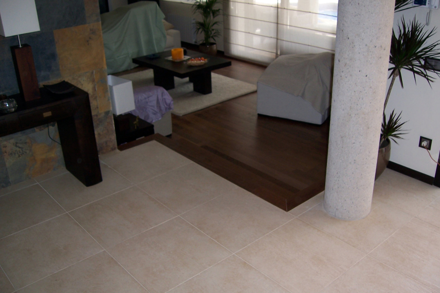 Vivienda Particular:  valla, parquet interior y tarima exterior.