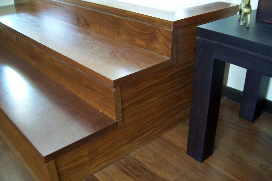 Vivienda Particular:  valla, parquet interior y tarima exterior.