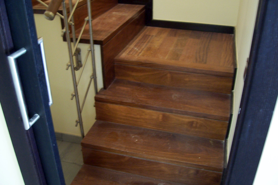 Vivienda Particular:  valla, parquet interior y tarima exterior.