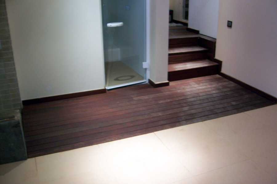 Vivienda Particular:  valla, parquet interior y tarima exterior.
