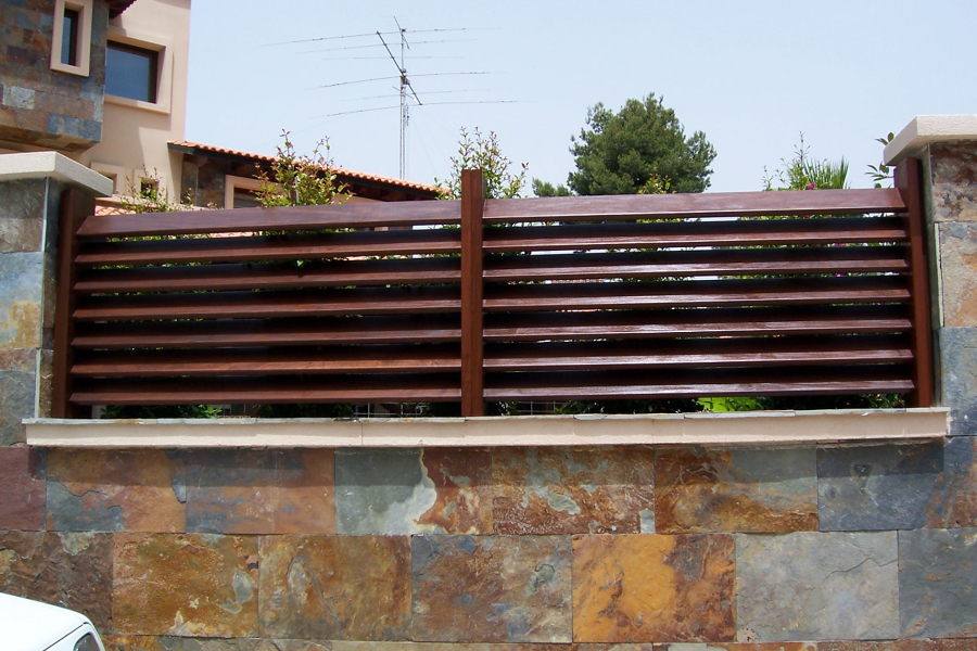 Vivienda Particular:  valla, parquet interior y tarima exterior.