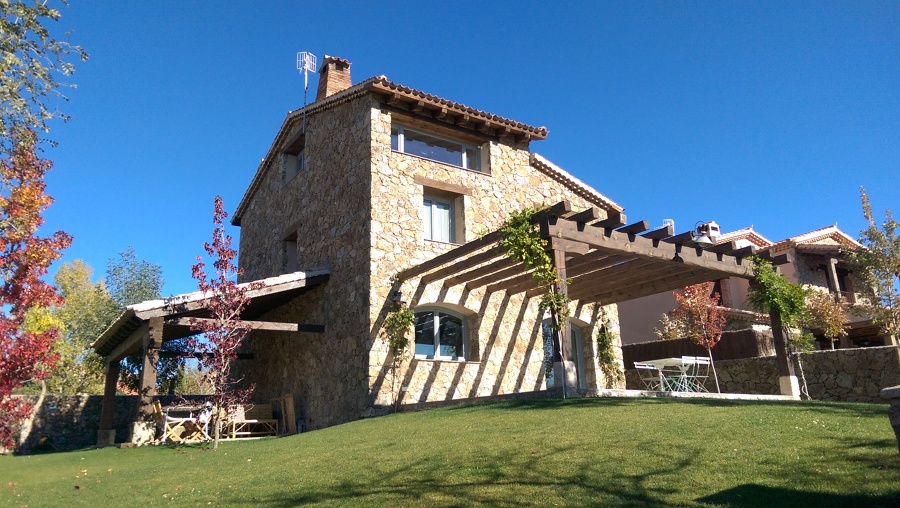 Vivienda terminada y parcela ajardinada