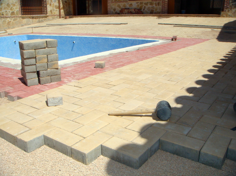 VIVIENDA UNIFAMILIAR CON PISCINA 