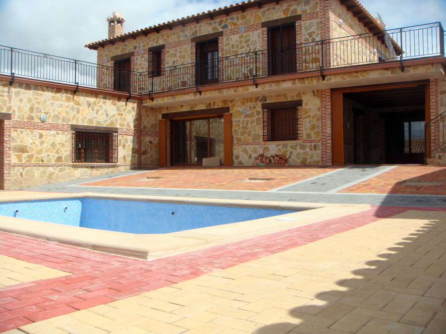 VIVIENDA UNIFAMILIAR CON PISCINA 