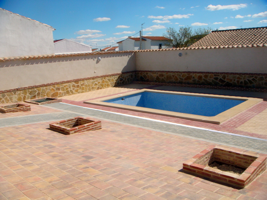 VIVIENDA UNIFAMILIAR CON PISCINA 