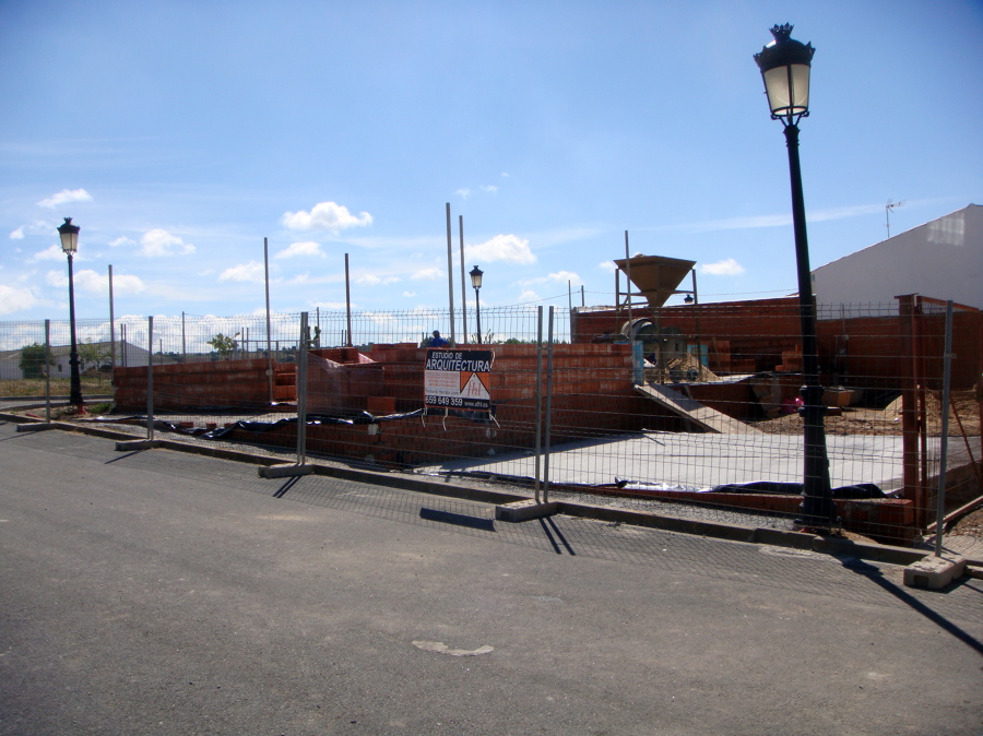 VIVIENDA UNIFAMILIAR CON PISCINA 