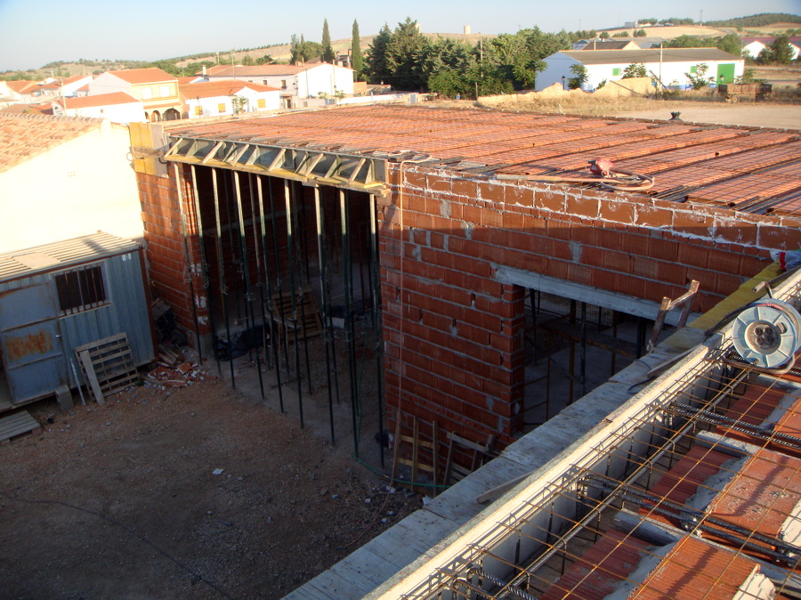 VIVIENDA UNIFAMILIAR CON PISCINA 