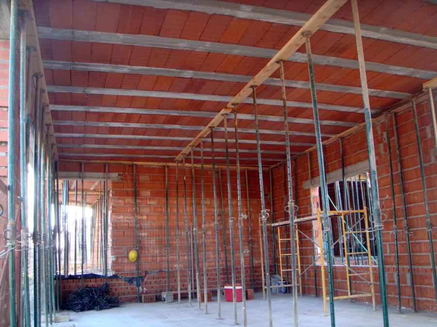 VIVIENDA UNIFAMILIAR CON PISCINA 