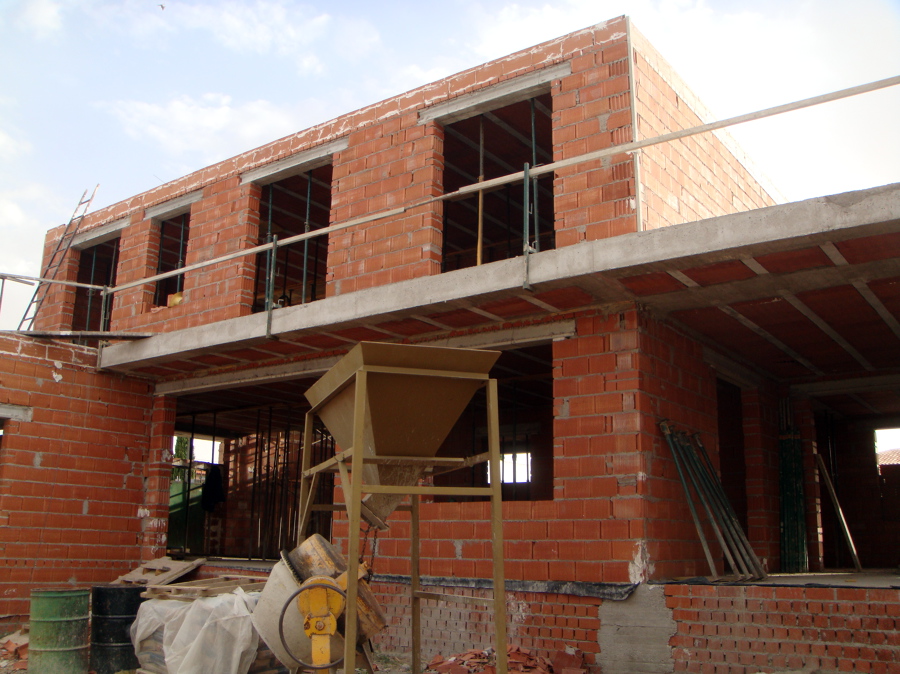 VIVIENDA UNIFAMILIAR CON PISCINA 