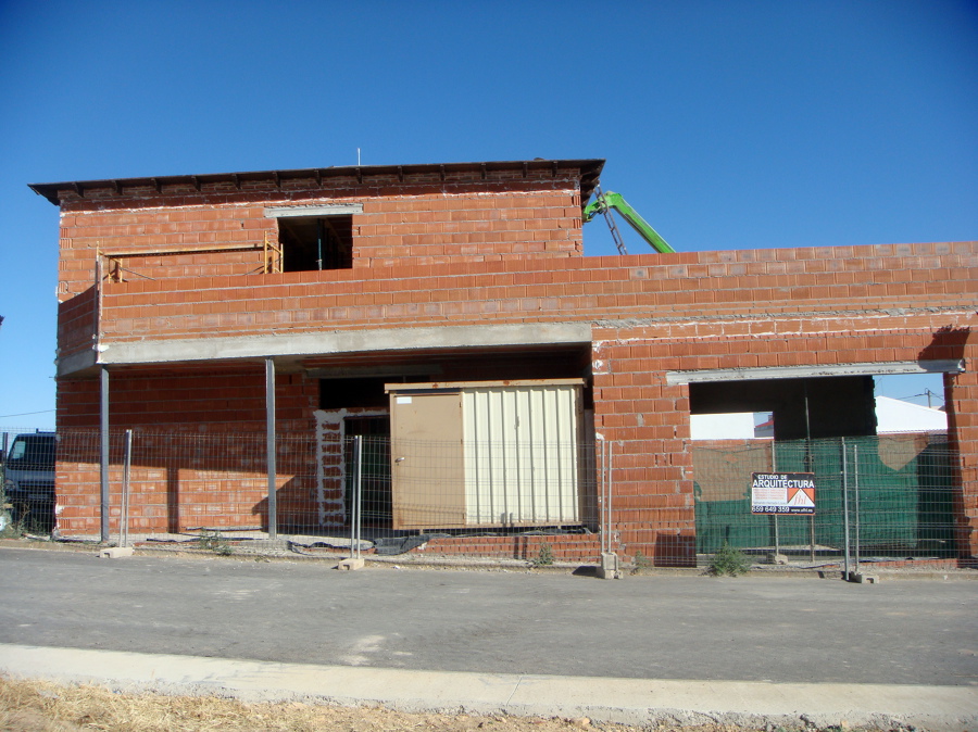 VIVIENDA UNIFAMILIAR CON PISCINA 