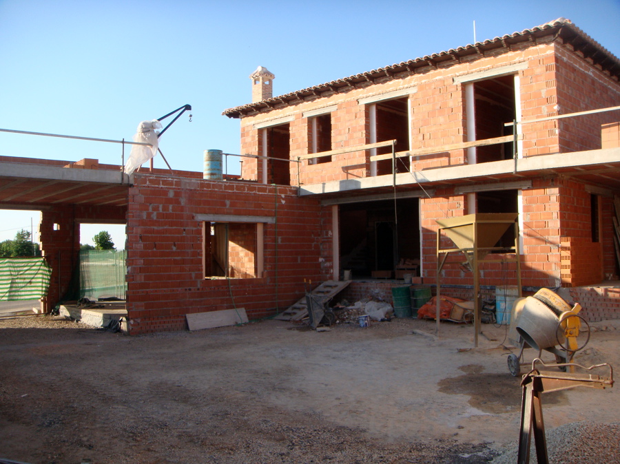 VIVIENDA UNIFAMILIAR CON PISCINA 