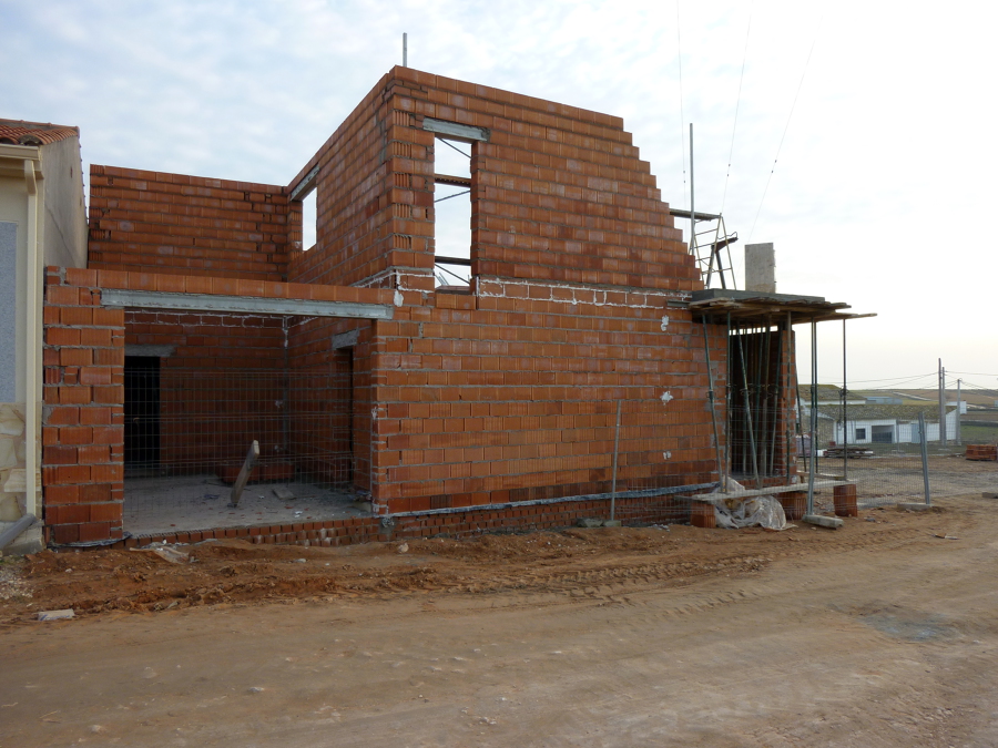 VIVIENDA UNIFAMILIAR CON PISCINA