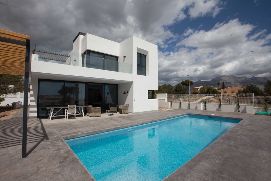 VIVIENDA UNIFAMILIAR CON PSICINA