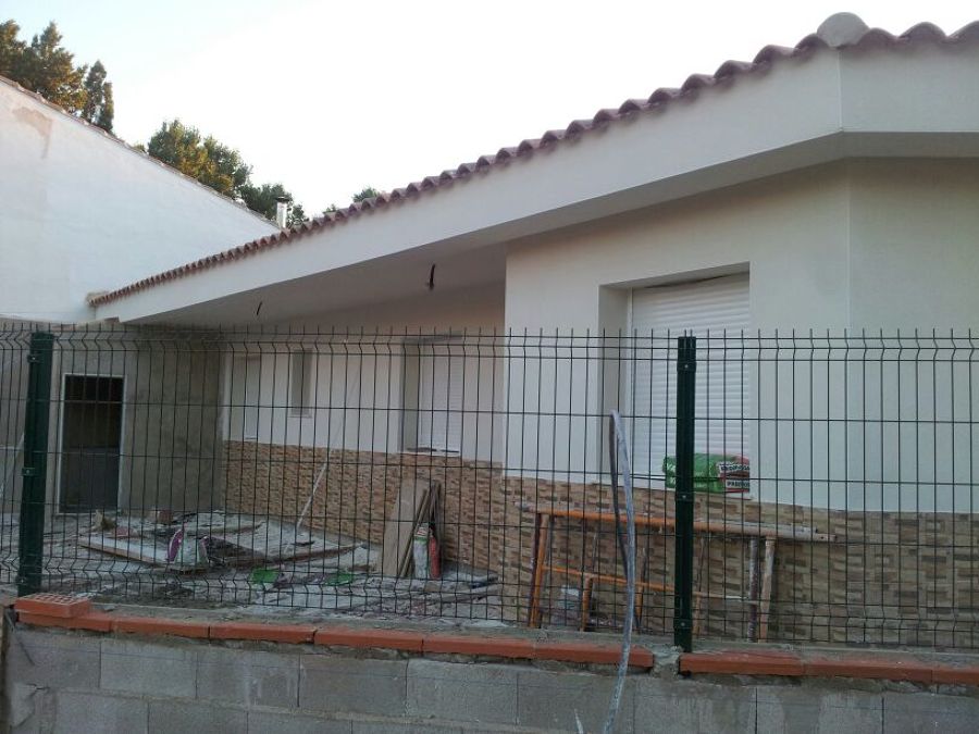 Vivienda unifamiliar en parcela de 800m2, estilo clásico.
