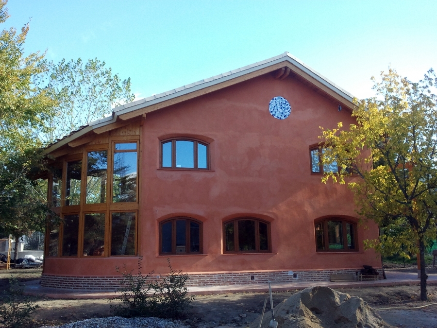 Vivienda unifamiliar superaislada con balas de paja y estructura de madera