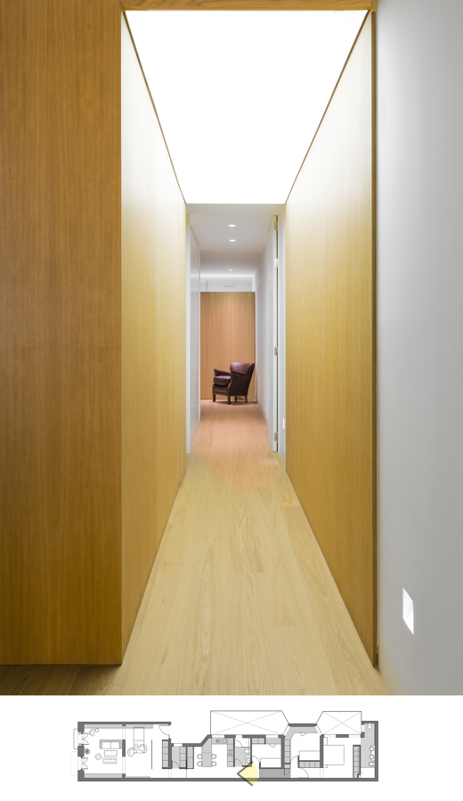 Volumen de roble en el pasillo.