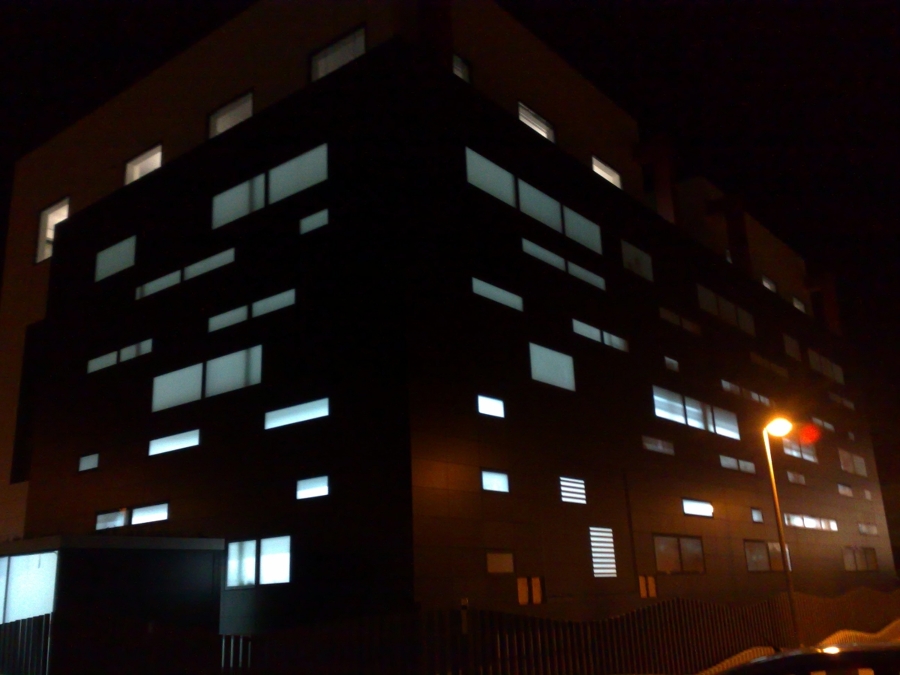 Vsita fachada almacén iluminado